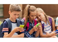 Poll: Ban mobile phones during class, but not breaks